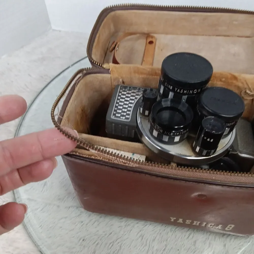 Vintage1950s/60s Yashica 8-E III 8mm wind-up movie camera complete w/ case